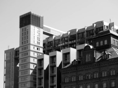 Gökyüzüne karşı binaların alçak açılı görüntüsü