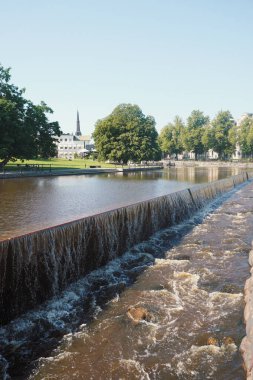 Şehirde küçük bir şelale.