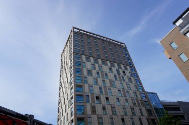 Gökyüzüne bakan bir binanın alçak açılı görüntüsü