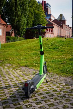 Kaldırımda terk edilmiş bir bisiklet.