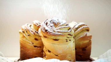 confectionery powder falling down on cruffins