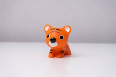 Beyaz masada sevimli plastik kaplan oyuncağı