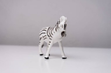 Beyaz masada plastik oyuncak zebra