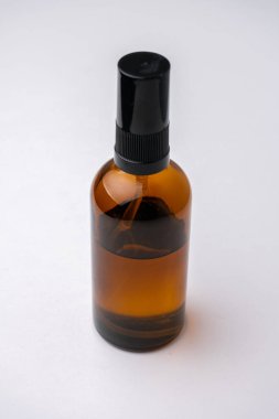 Kahverengi cam kozmetik şişe izole