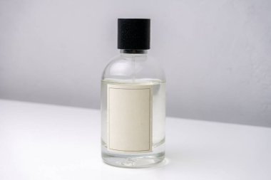 Masada boş etiketli parfüm şişesi.