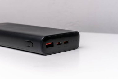 Siyah güç bankası beyazda izole edildi