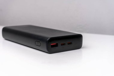 Siyah güç bankası beyazda izole edildi