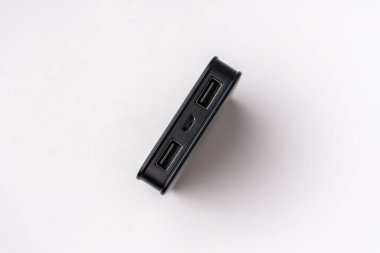 Siyah güç bankası beyazda izole edildi