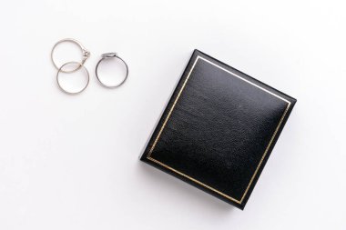 Beyaz altın yüzükler ve siyah mücevher kutusu