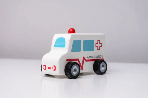 Coche Juguete Ambulancia Madera Mesa Blanca —  Fotos de Stock