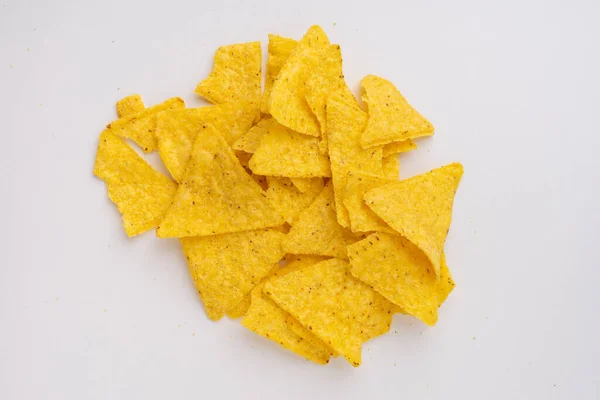 Een Hoop Gele Mexicaanse Tortilla Chips Geïsoleerd Witte Achtergrond — Stockfoto