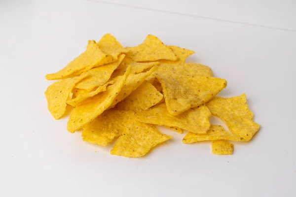 Een Hoop Gele Mexicaanse Tortilla Chips Geïsoleerd Witte Achtergrond — Stockfoto