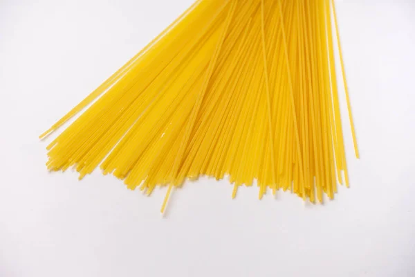 Espaguete Italiano Longo Amarelo Isolado Branco — Fotografia de Stock