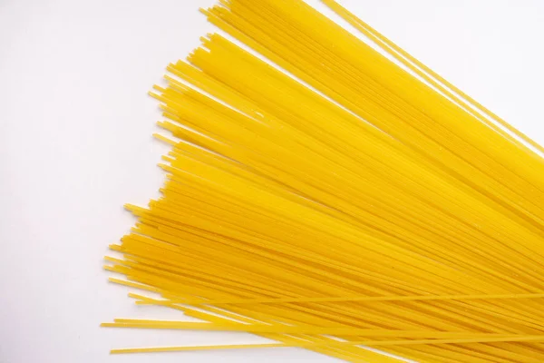 白で隔離された黄色の長いイタリアのスパゲティ — ストック写真