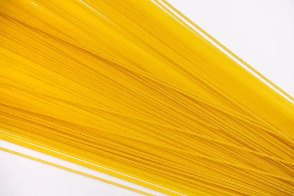 白で隔離された黄色の長いイタリアのスパゲティ — ストック写真