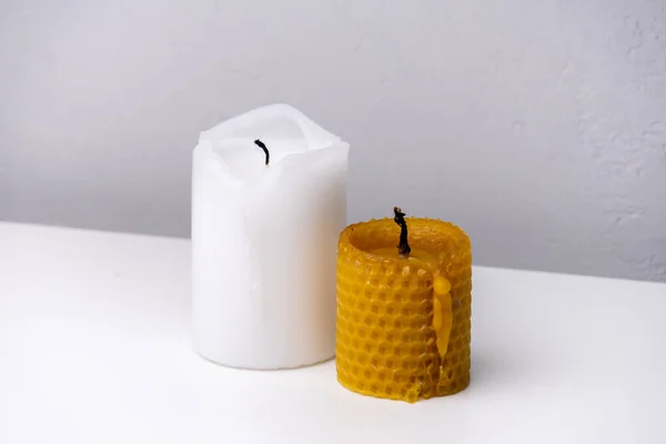 白桌子上的两支蜡烛 — 图库照片