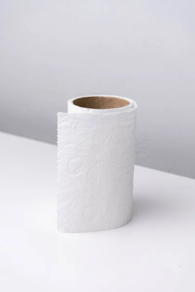 Tuvalet Kağıdı Beyaz Gri Arkaplanda Yuvarlanıyor — Stok fotoğraf