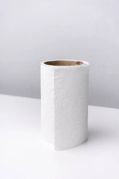 Tuvalet Kağıdı Beyaz Gri Arkaplanda Yuvarlanıyor — Stok fotoğraf