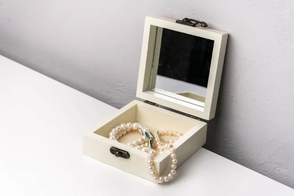Boîte Bijoux Ouverte Avec Miroir Perles Sur Fond Blanc — Photo