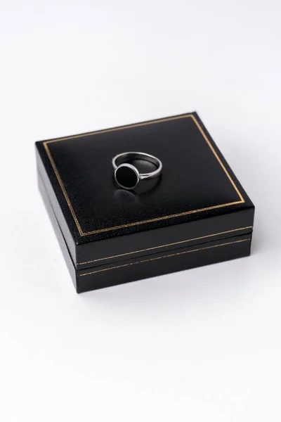 黑色珠宝盒上的银戒指 — 图库照片