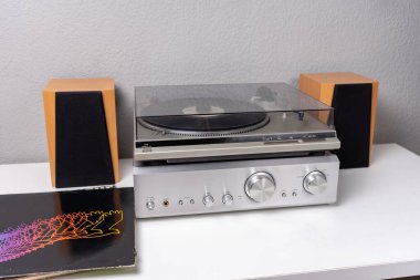 Beyaz masada yükseltici ve hoparlörlü vinil oynatıcı