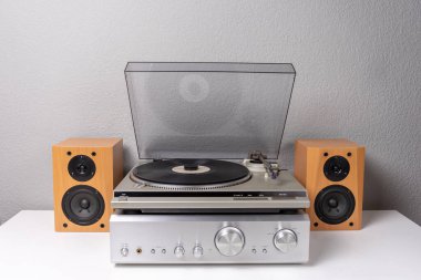 Beyaz masada yükseltici ve hoparlörlü vinil oynatıcı