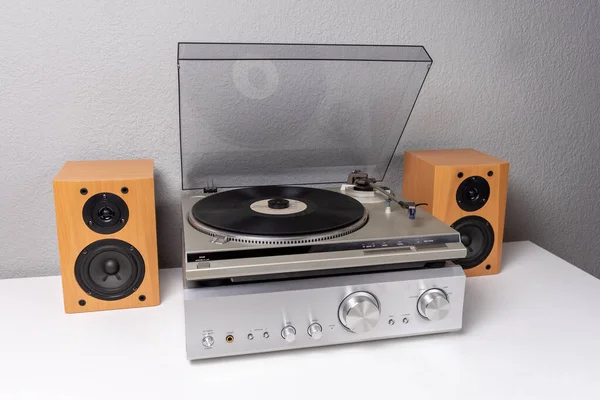 Vintage Vinyl Player Amplifier Loudspeakers White Table — Stock Photo, Image