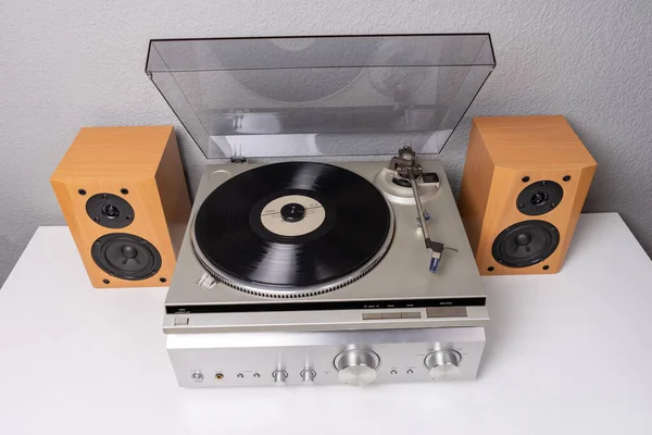 Lecteur Vinyle Vintage Avec Amplificateur Haut Parleurs Sur Table Blanche — Photo
