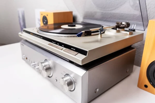 Reproductor Vinilo Vintage Con Amplificador Altavoces Mesa Blanca —  Fotos de Stock