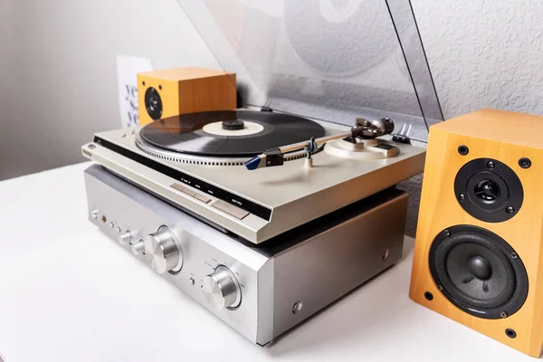 Vintage Pemutar Vinyl Dengan Amplifier Dan Pengeras Suara Tabel Putih — Stok Foto