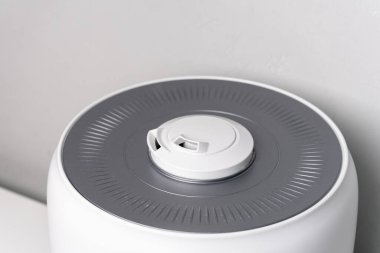 Beyaz ve gri nemlendiriciyi kapat 