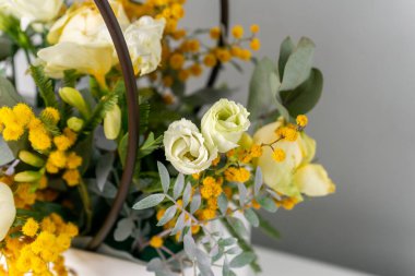 Bir buket çiçek ve yeşillik poşetin içinde.