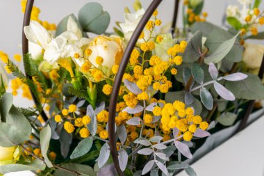 Bir buket çiçek ve yeşillik poşetin içinde.