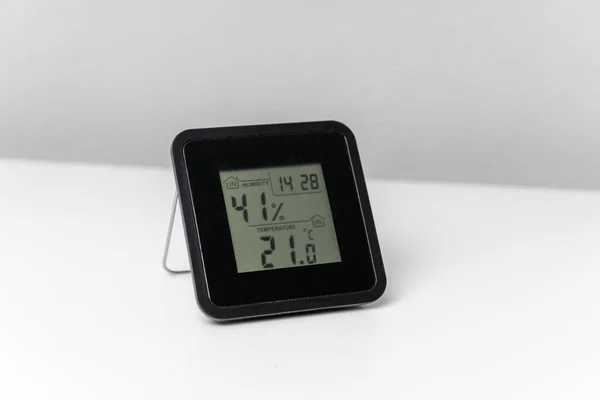 Masada siyah termometre ve higrometre var.