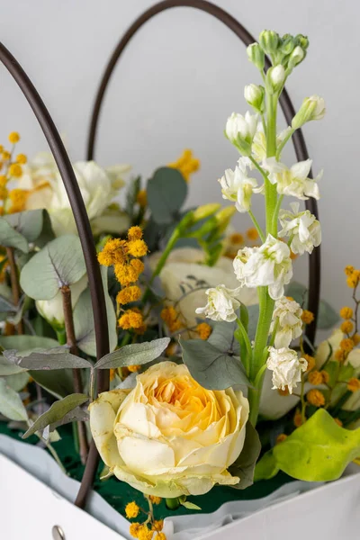 Ein Strauß Blumen Und Grün Einer Tasche — Stockfoto