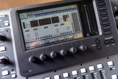 Profesyonel dijital karıştırma ses konsolu ekranını kapat