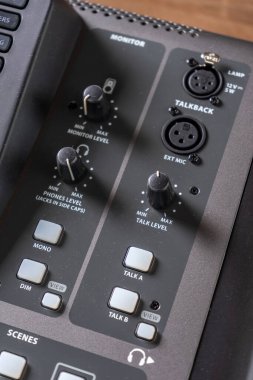 Profesyonel ses dijital karıştırma ses konsolunun yakın görüntüsü