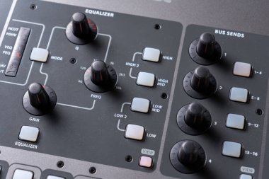 Profesyonel ses dijital karıştırma ses konsolunun yakın görüntüsü