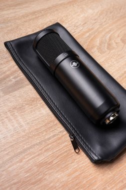 profesyonel siyah yoğunlaştırıcı mikrofon siyah deri çanta üzerinde