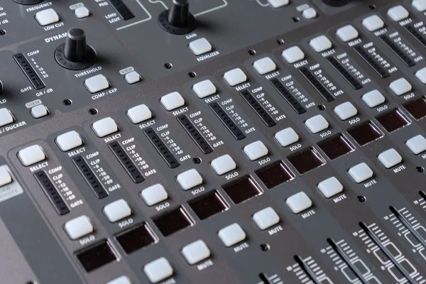 Крупный План Профессионального Аудио Цифрового Микширования Звуковой Консоли — стоковое фото