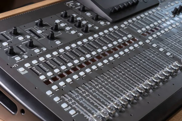 Profesyonel ses dijital karıştırma ses konsolunun yakın görüntüsü