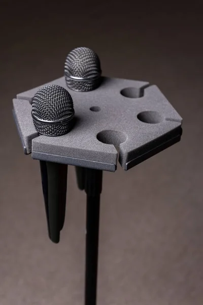 Černý Vícenásobný Držák Mikrofonu Dvěma Bezdrátovými Mikrofony — Stock fotografie