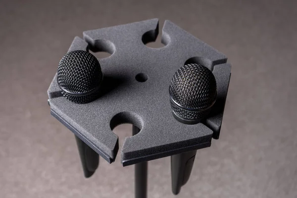 Černý Vícenásobný Držák Mikrofonu Dvěma Bezdrátovými Mikrofony — Stock fotografie