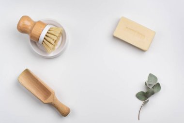 Sürdürülebilir yaşam tarzı konsepti bambu fırçası, ahşap kepçe, sabun çubuğu ve yeşil yapraklarla yatıyordu 