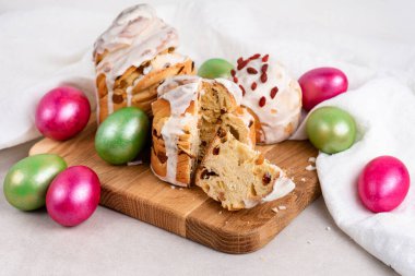 Paskalya kabuklu kekleri ve renkli Paskalya yumurtaları güvertede güzelce yerleştirilmiş.