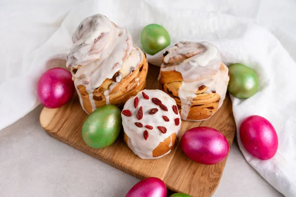 Paskalya kabuklu keki ve renkli yeşil ve kırmızı Paskalya yumurtaları. 