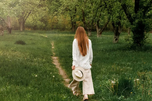 Beautiful Young Woman Long Fair Hair Holding White Hat Walking — Stock Photo, Image