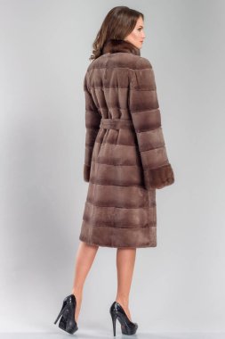 Avrupa tenli güzel bir kadın kürk manto giyiyor, stüdyo fotoğrafçısı.