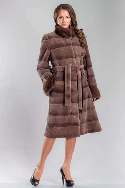 Avrupa tenli güzel bir kadın kürk manto giyiyor, stüdyo fotoğrafçısı.