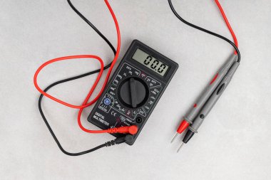 Gri arkaplanda sondalar olan siyah çokölçer